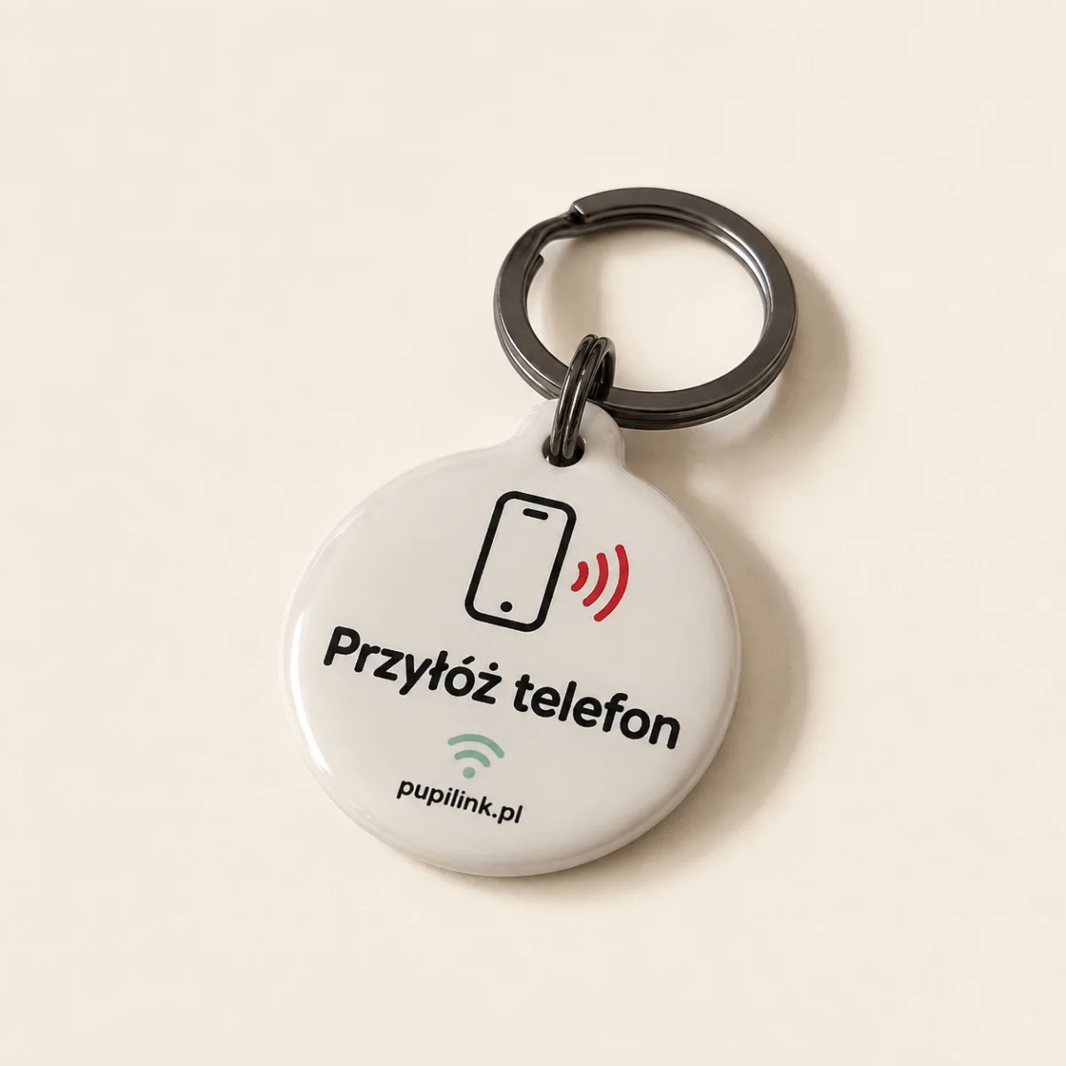 Przód zawieszki z napisem Przyłóż telefon